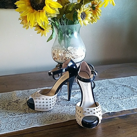 Shoes...shoes....shoes - Picture 2 of 7